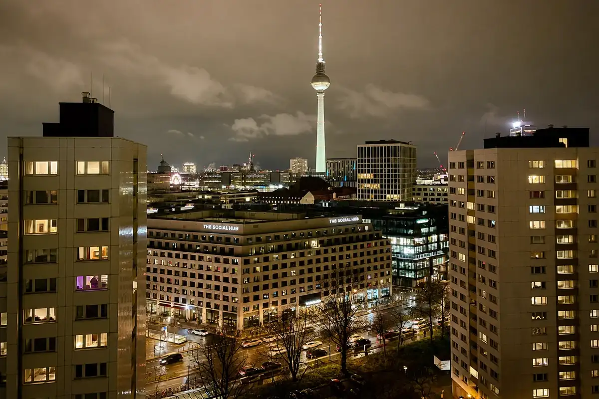 Berlin Fernsehturm Alexanderplatz Tag